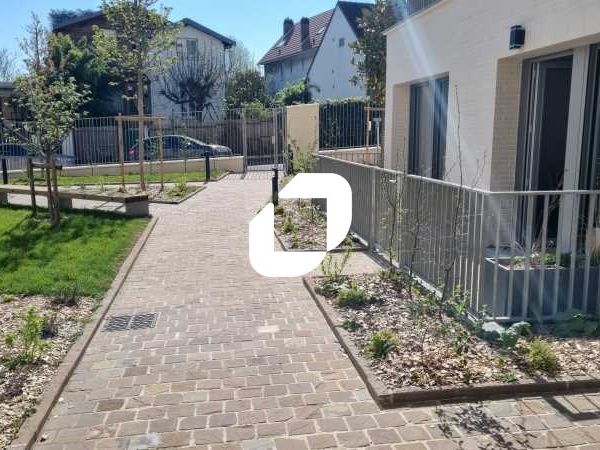 Situé à moins de 5 min à pied du RER B et en plei