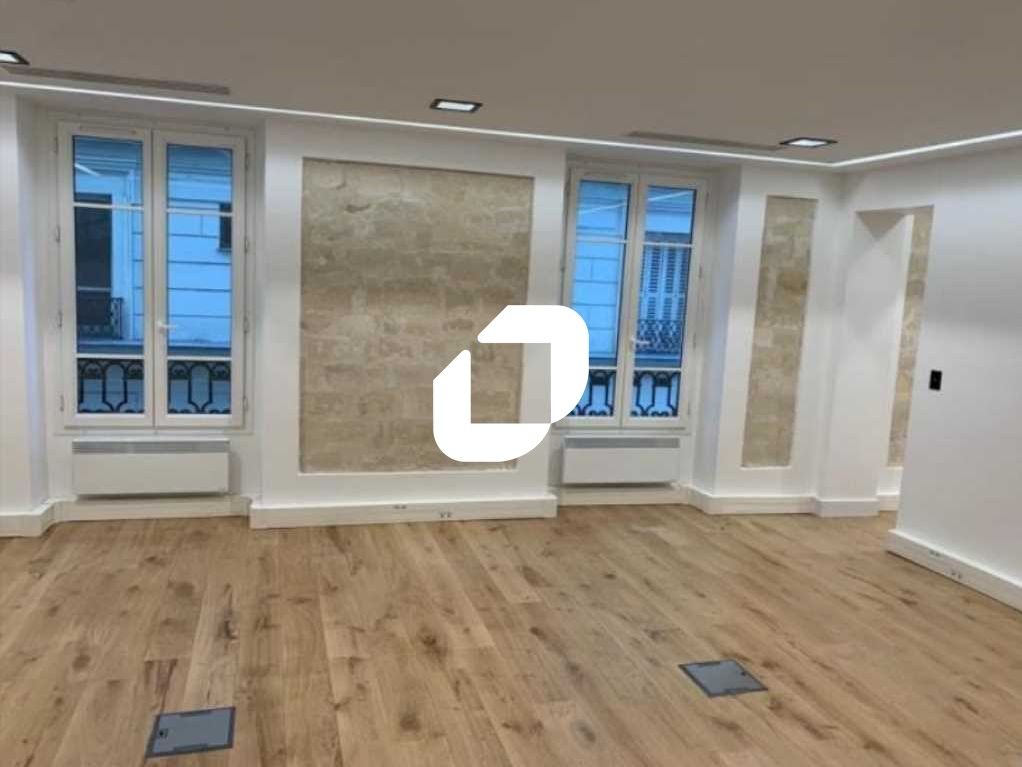 Située dans un bel immeuble haussmannien au coeur