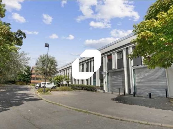 Dans un parc mixte d'activités et de bureaux, à p