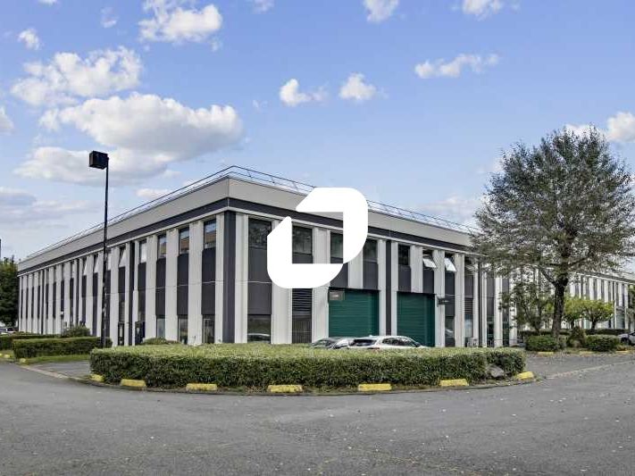 Dans un parc mixte d'activités et de bureaux, à p