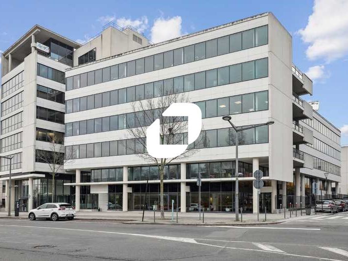 Face à la gare TGV de Massy-Palaiseau, du RER B &