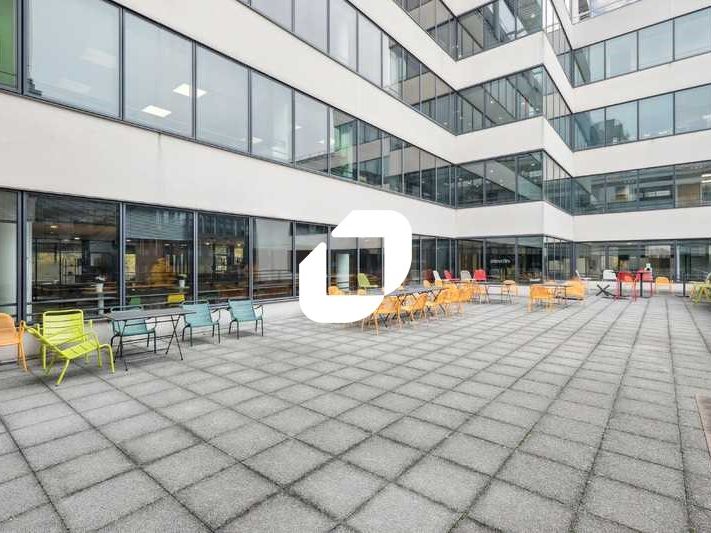 Face à la gare TGV de Massy-Palaiseau, du RER B &