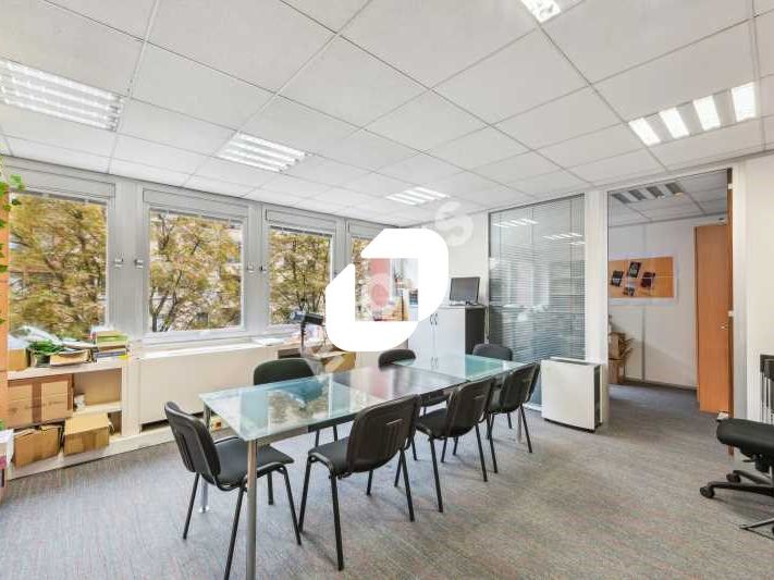 A proximité immédiate des métros ligne 5 "Ourcq" 