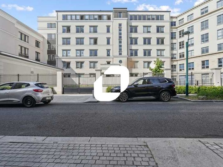 A proximité immédiate de l'autoroute A4, du RER A