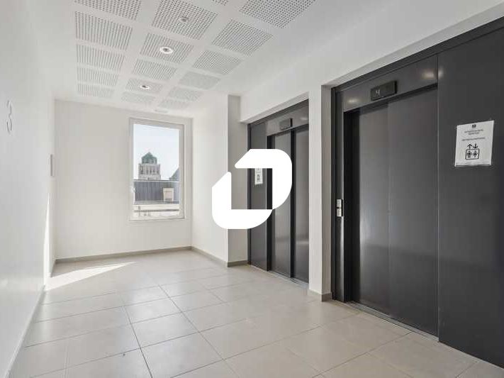 A proximité immédiate de l'autoroute A4, du RER A