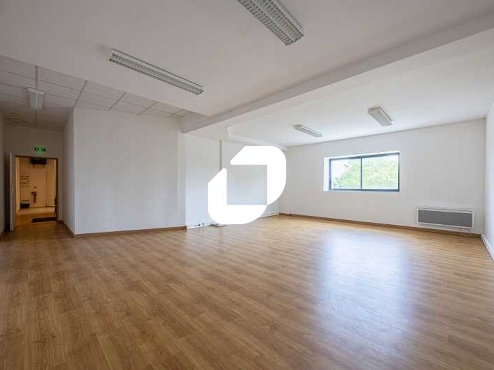 A proximité immédiate de l'autoroute A4 et à 10 m