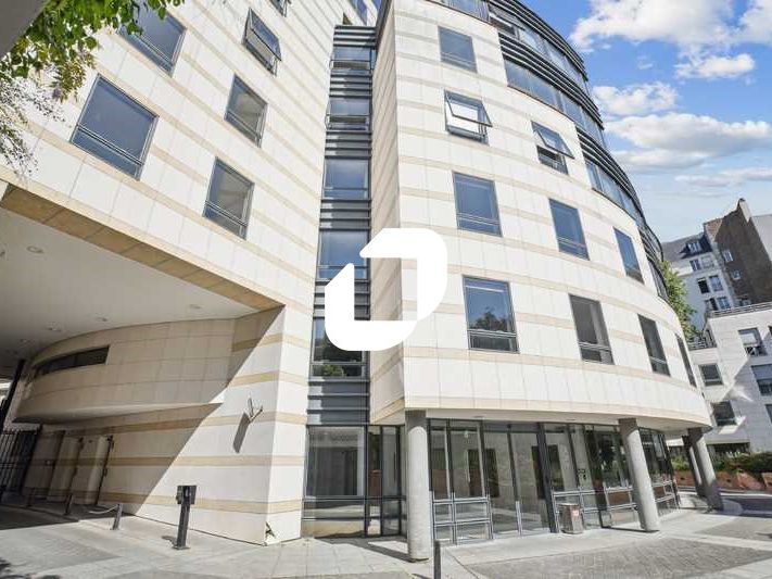 Dans un bel immeuble situé à proximité de la Plac