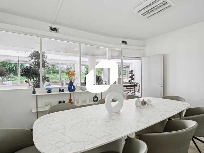 Dans un bel immeuble situé à proximité de la Plac