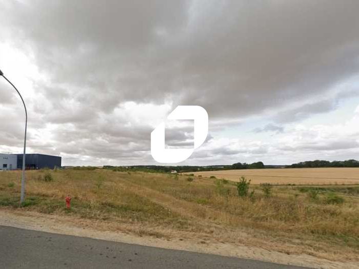 Sur le long de l'autoroute A11, dans la Zone Arti