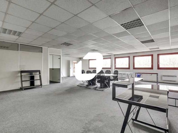 Situé à Trappes au coeur de la Zone d'activité DE