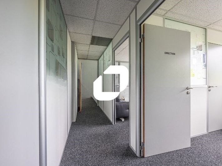 A proximité de l'A4 et la Francilienne N104, au s