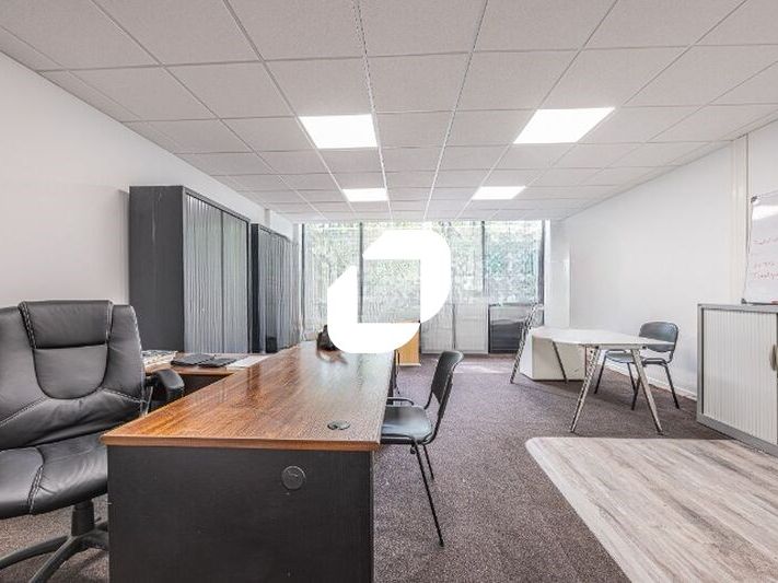 A proximité de l'A4 et la Francilienne N104, au s