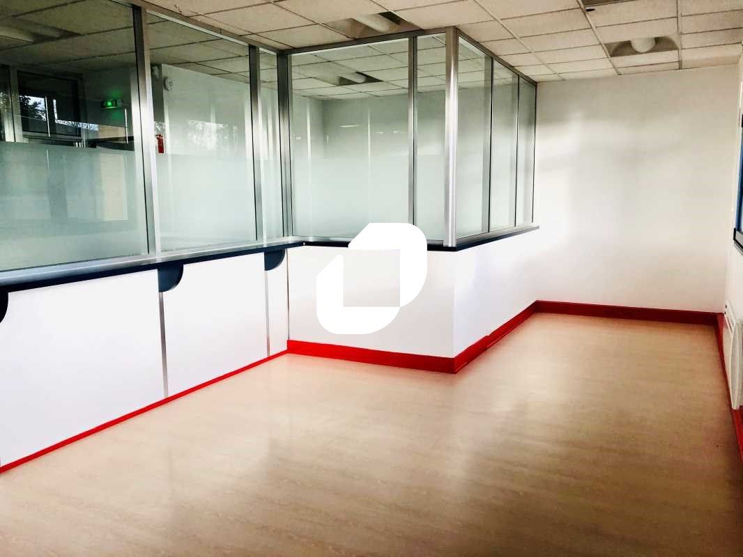 Au sein d'un parc d'activités et de bureaux, en b