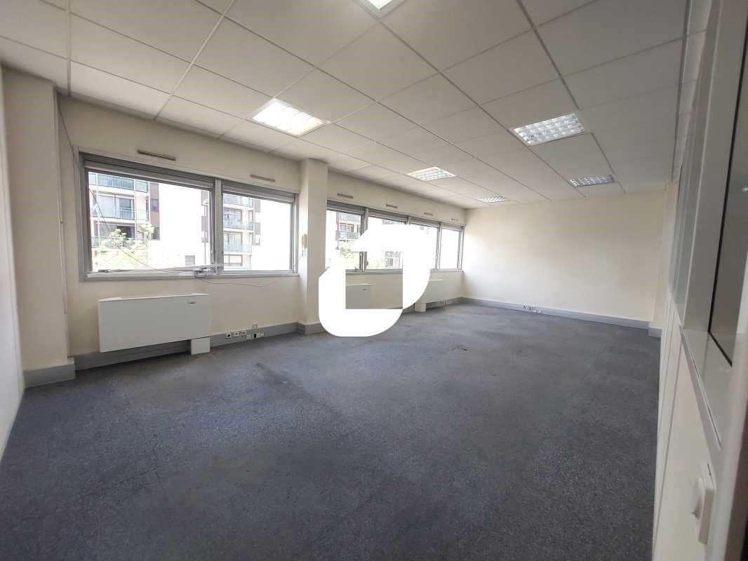 A toute proximité du centre commercial régional, 