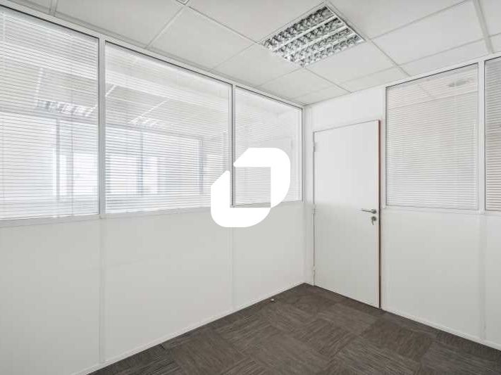 Dans une rue commerçante et à proximité de la Por