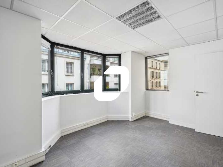 Dans une rue commerçante et à proximité de la Por