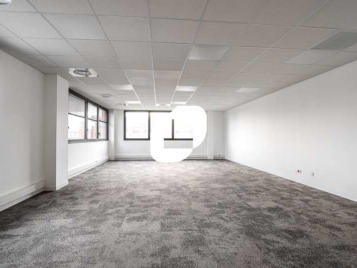 A proximité immédiate de l'autoroute A4, du RER A