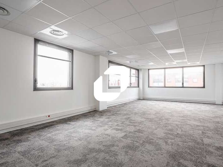 A proximité immédiate de l'autoroute A4, du RER A