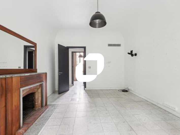 Au sein d'un immeuble ancien de caractère R+6, à 