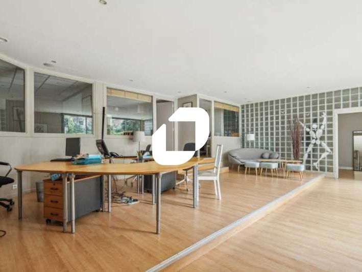 Situé à proximité du Métro Convention (ligne 12),