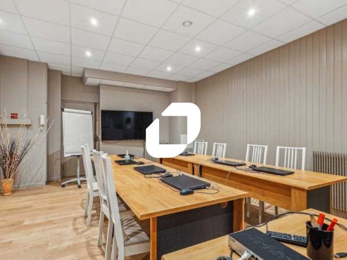 Situé à proximité du Métro Convention (ligne 12),