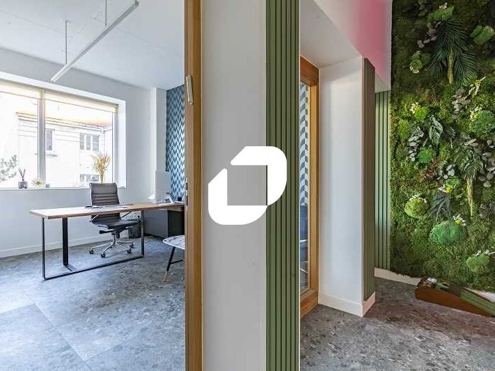 Au sein d'un petit immeuble de bureaux de 5 étage