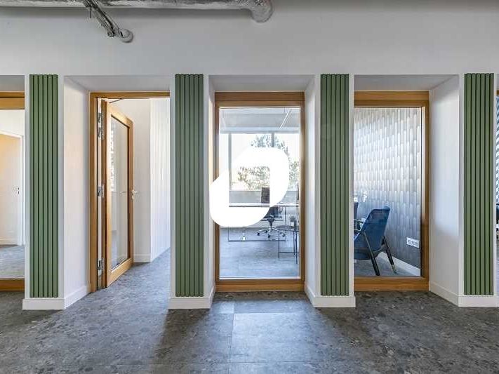 Au sein d'un petit immeuble de bureaux de 5 étage