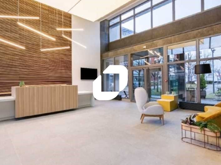 Au sein d'un immeuble de bureaux de bon standing,