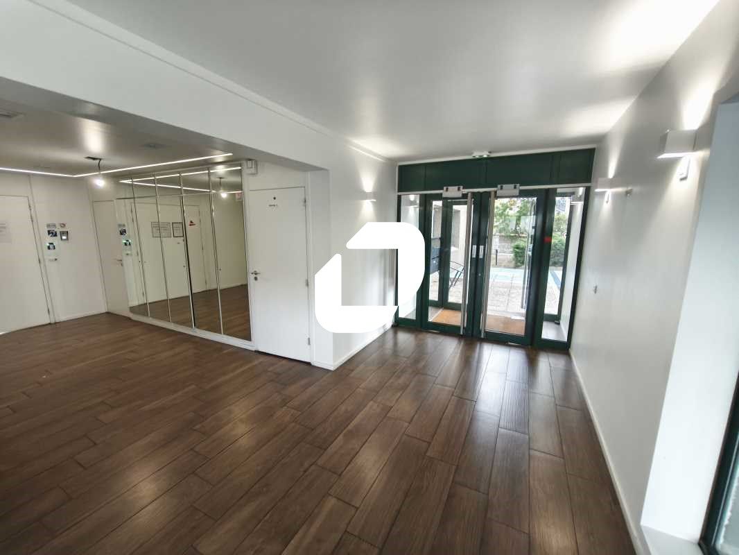 Situé à proximité de la station de métro 8 Crétei