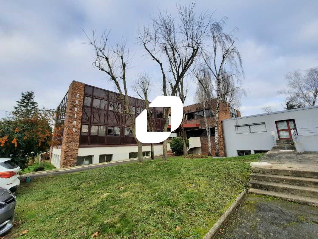 Implanté au coeur de la zone d'activité de Courta