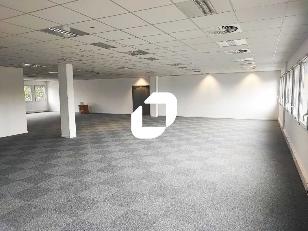 Des bureaux à proximité du RER E  Idéalement situ