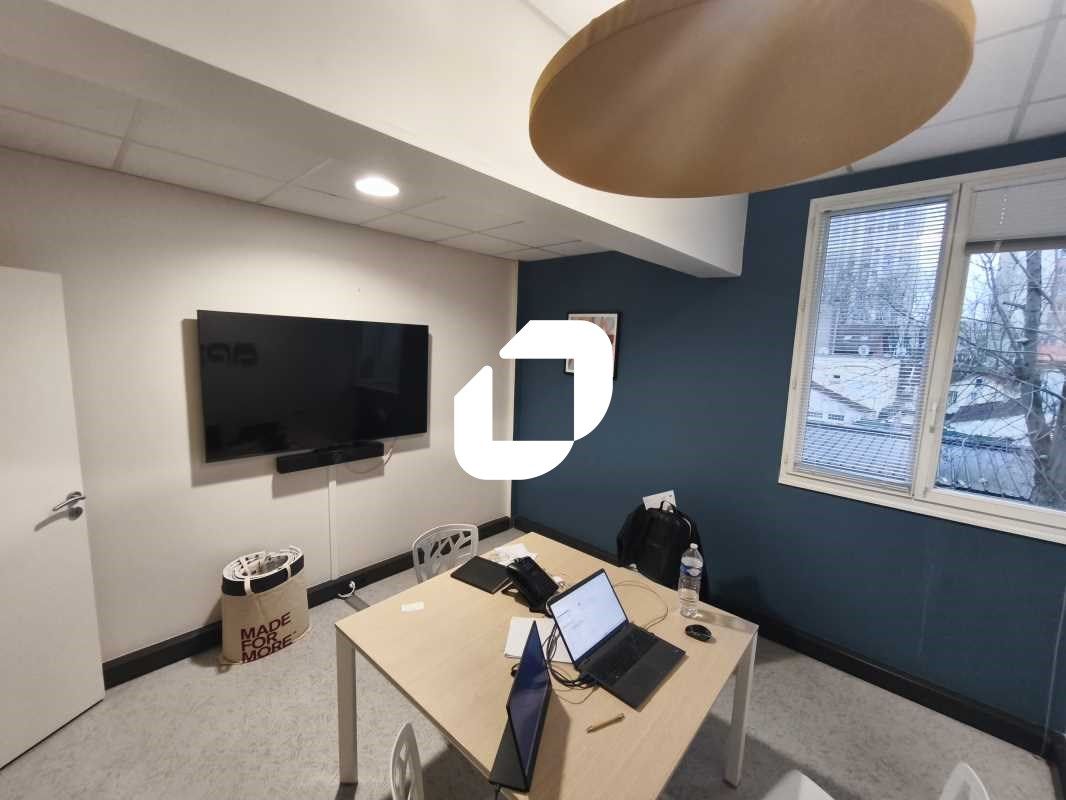 Situé à ALFORTVILLE, proche des bords de Seine et