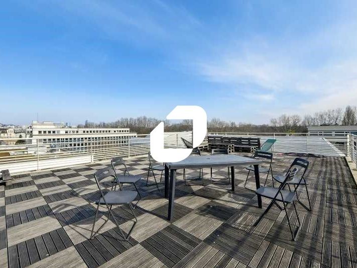 À proximité immédiate du Tram T2 et des quais de 