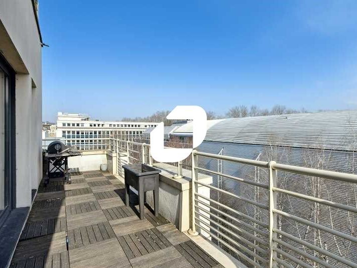 À proximité immédiate du Tram T2 et des quais de 