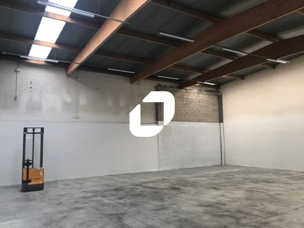 A l'embranchement de l'autoroute A4 et de la N104