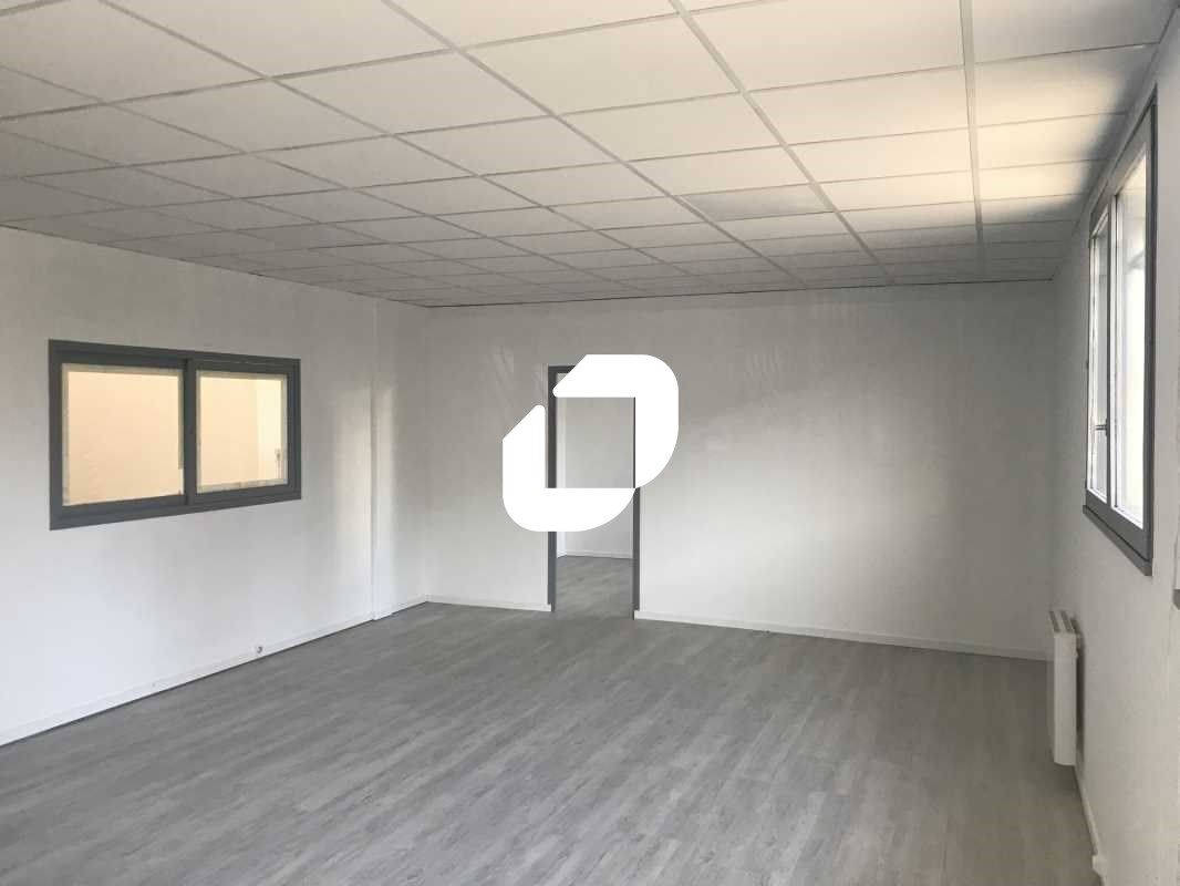 A l'embranchement de l'autoroute A4 et de la N104