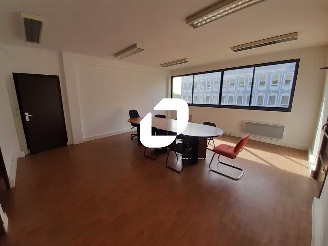 Nichée au coeur d'une zone d'activité florissante