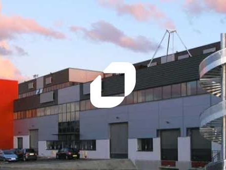 Dans un ensemble immobilier tertiaire récent (201