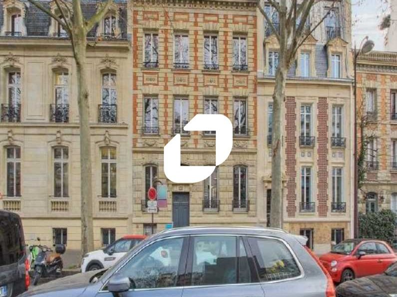 Dans un bel hôtel particulier. Façades en pierres