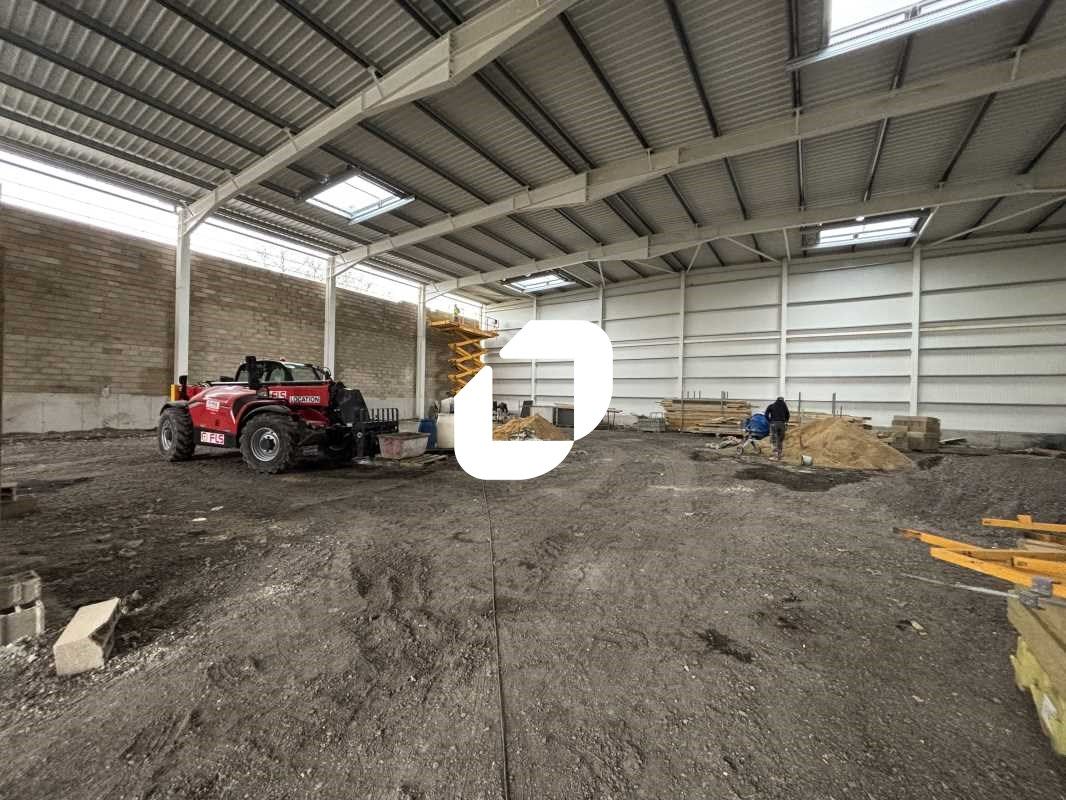 Situé au pied de la Francilienne (N104) et de l'a