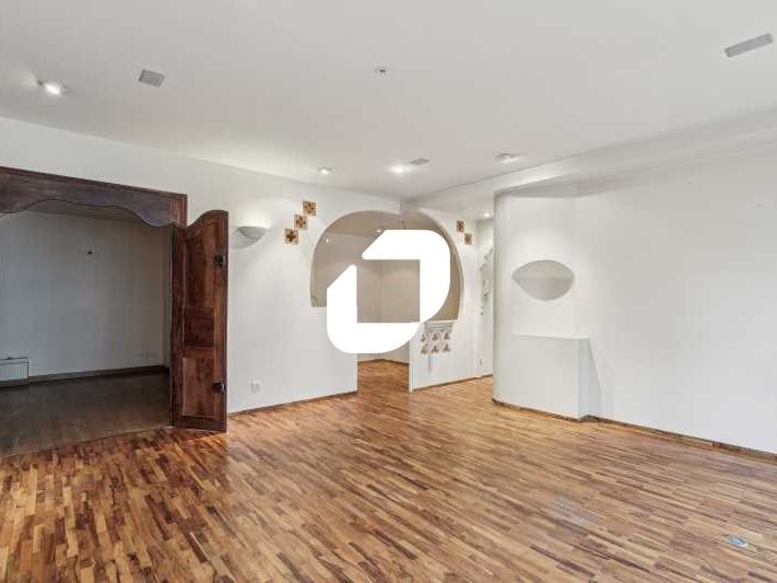 Situé en plein centre-ville d'Ivry-sur-Seine, au