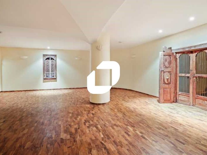 Situé en plein centre-ville d'Ivry-sur-Seine, au