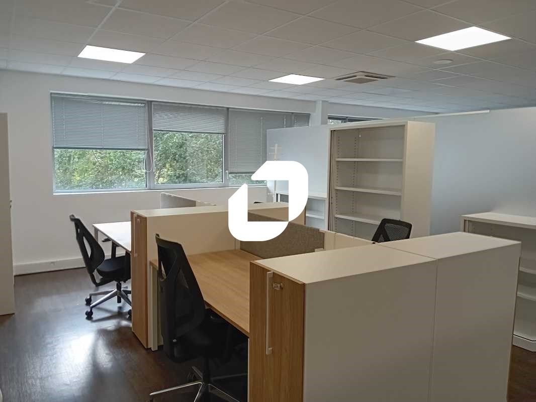 Situé à proximité immédiate de l'autoroute A4 et 