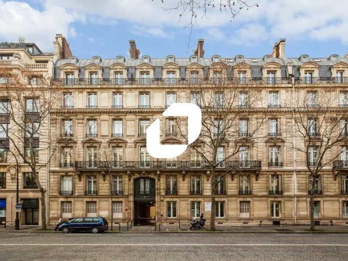 Boulevard Haussmann dans un bel immeuble en pierr