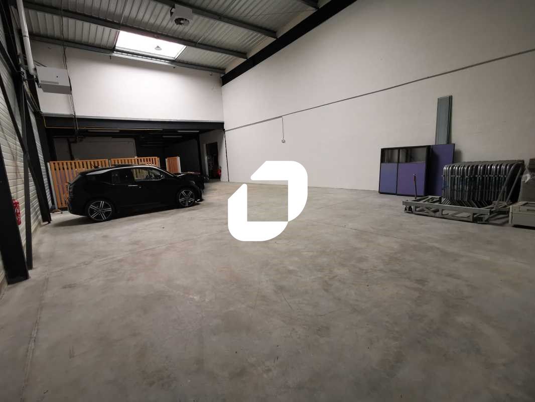 Situé à proximité immédiate de l'A4 et de la Fran