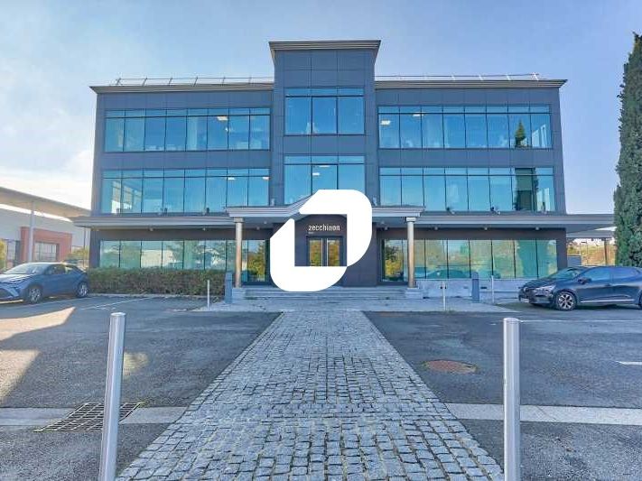 Situé dans le prolongement de la Zone commerciale