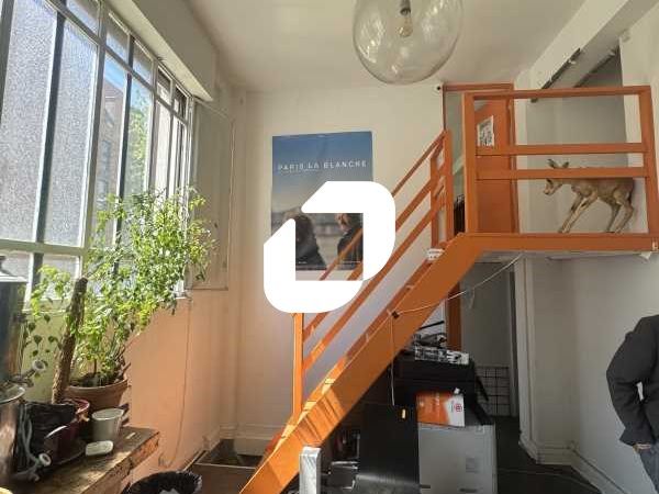 Situé à deux pas de Père Lachaise, dans un immeub