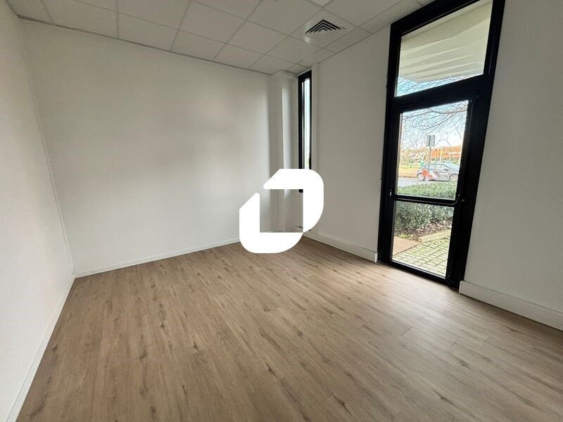 A Lisses, au pied de l'autoroute A6 et proximité 