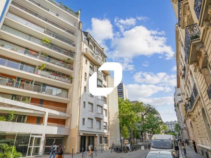 Au pied du metro PASTEUR et à proximité immédiate