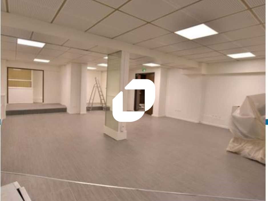 Dans un hôtel particulier à proximité de la stati